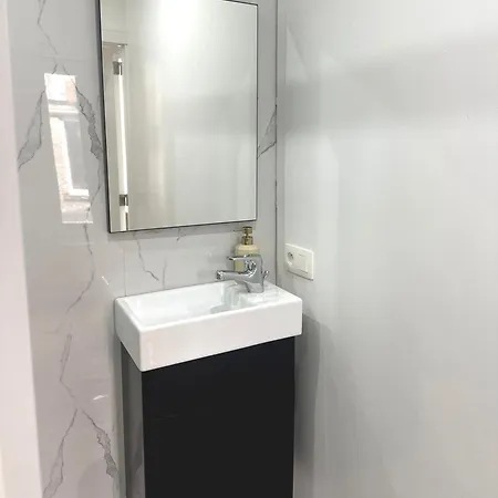 Charming & Cozy 3 In Center With Wifi *